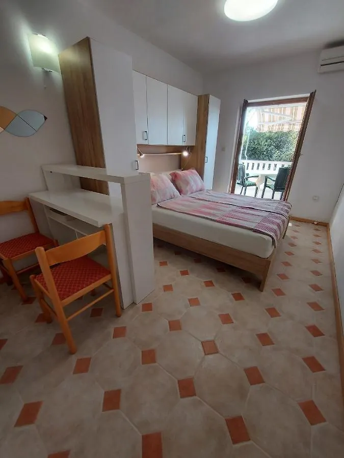 Apartments By The Sea Mandre, Pag - 6518 0*, Mandre